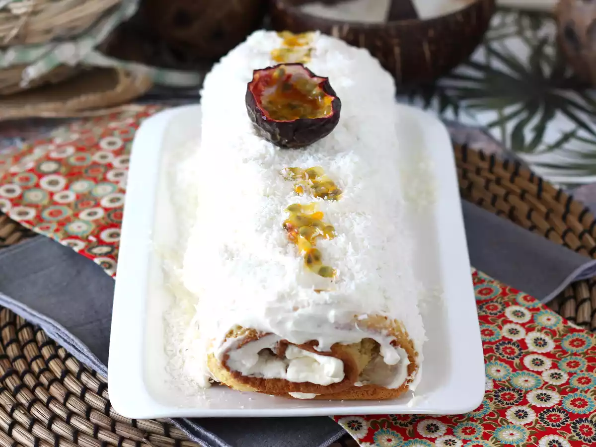 Rocambole de coco e maracujá