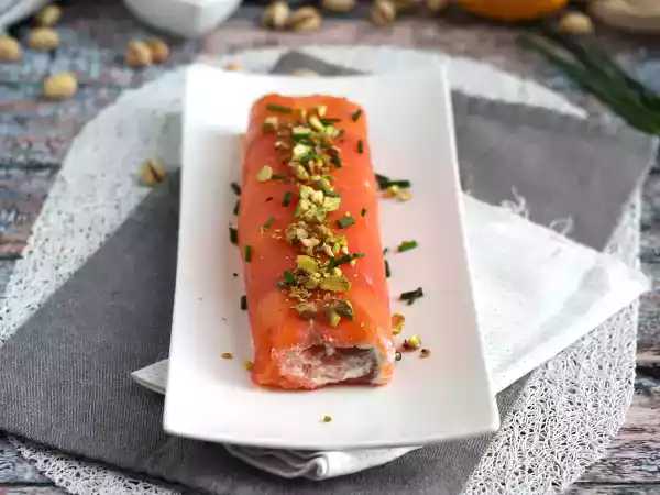 Receita Rocambole de salmão recheado com ricota e pistache