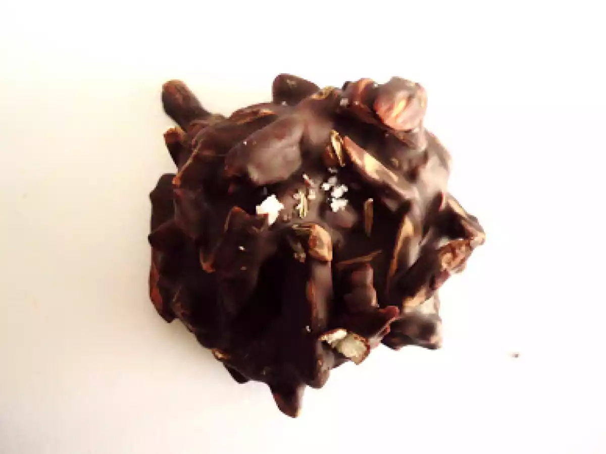 Rochers de Chocolate Preto e Amêndoa com Flor de Sal e Tomilho