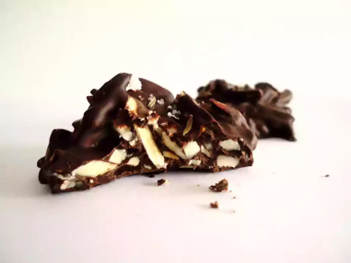 Rochers de Chocolate Preto e Amêndoa com Flor de Sal e Tomilho - foto 2