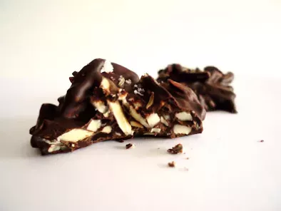 Rochers de chocolate preto e amêndoa com flor de sal e tomilho - Receita  Petitchef