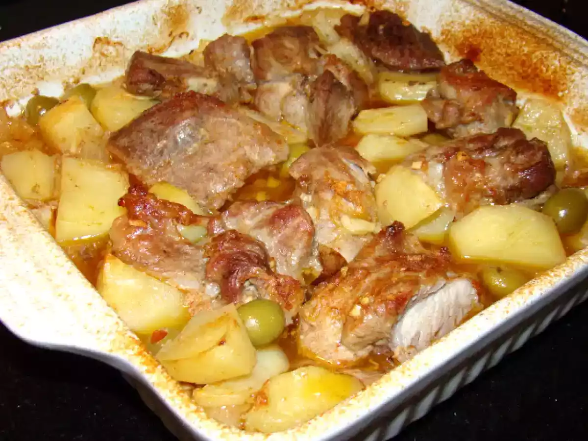 Rojões Assados no forno com Batatas e Azeitonas Recheadas com Pimento
