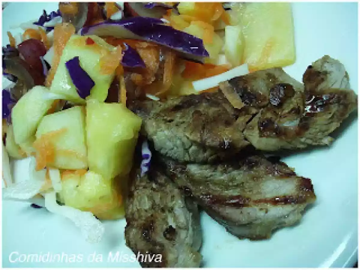 Rojões grelhados com salada de legumes e fruta