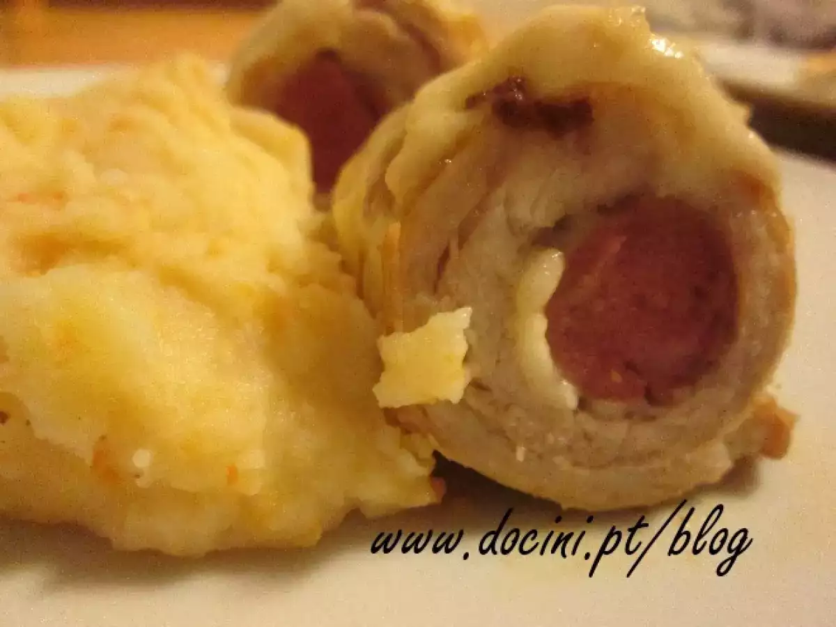Rolinhos de carne recheados com salsicha e queijo