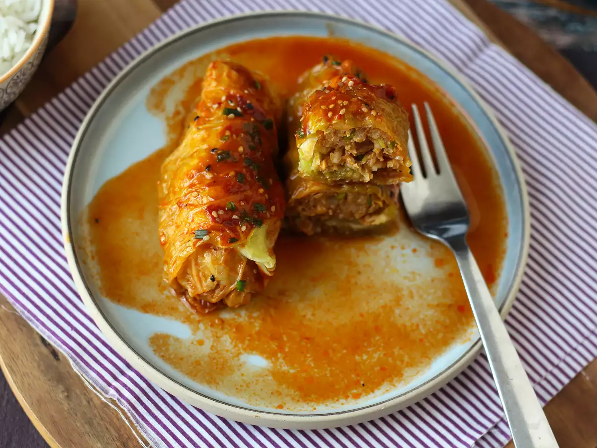 Rolinhos de couve-lombarda recheados com carne de porco e molho de mel e gochujang - foto 5