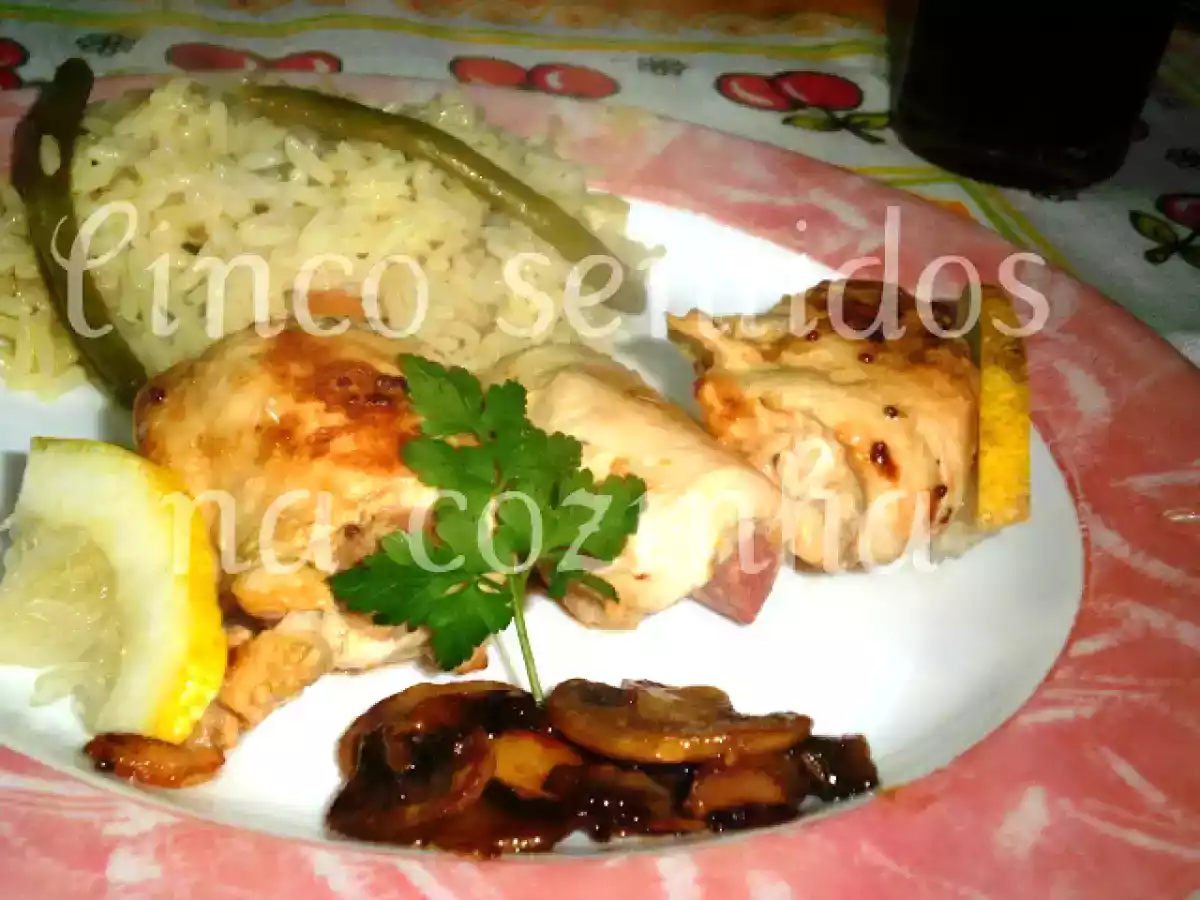 Rolinhos de frango e salsicha com molho de mostarda e mel