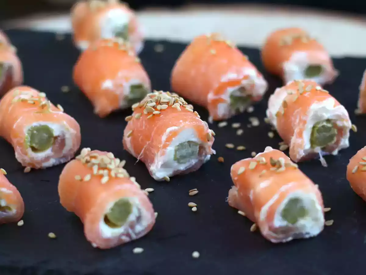 Rolinhos de salmão, queijo de cabra e aspargos