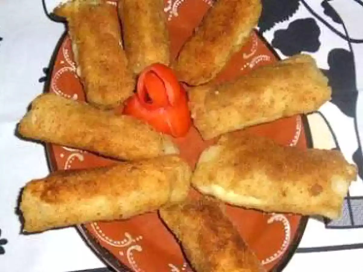 Rolinhos de salsicha e queijo