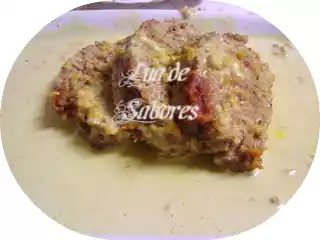 Rolo de carne com molho mostarda