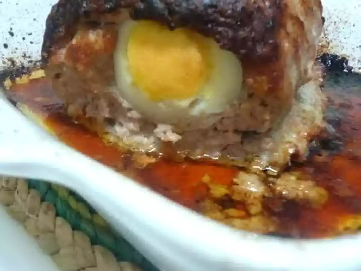 Rolo de carne com ovo cozido