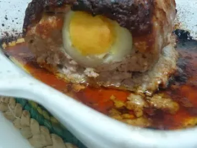 Rolo de carne com ovo cozido