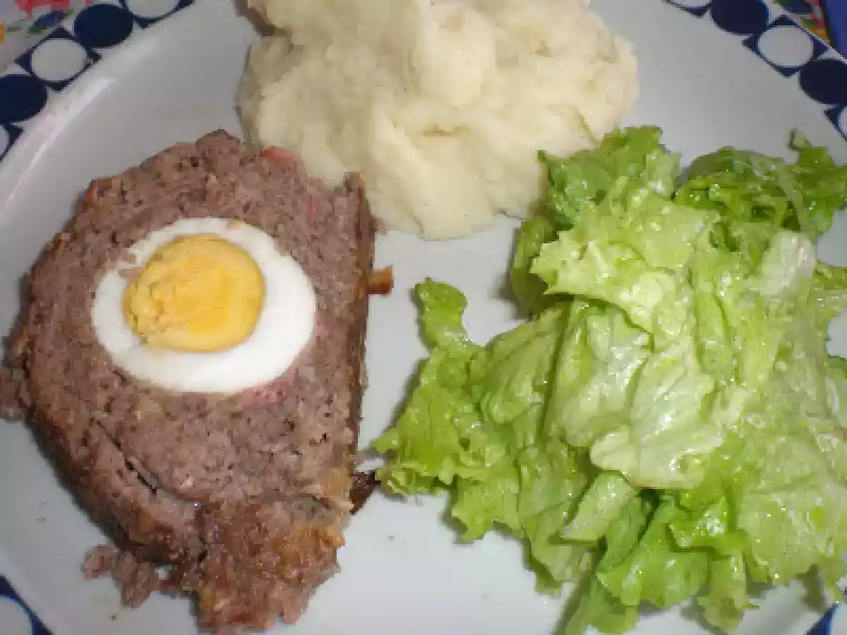 Rolo de Carne com Ovos Cozidos e Bacon