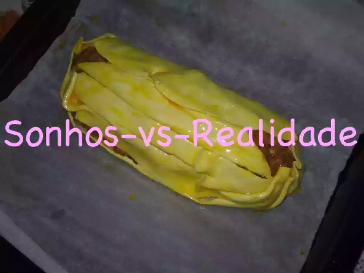Rolo de carne embrulhado em massa folhada com molho de tomate