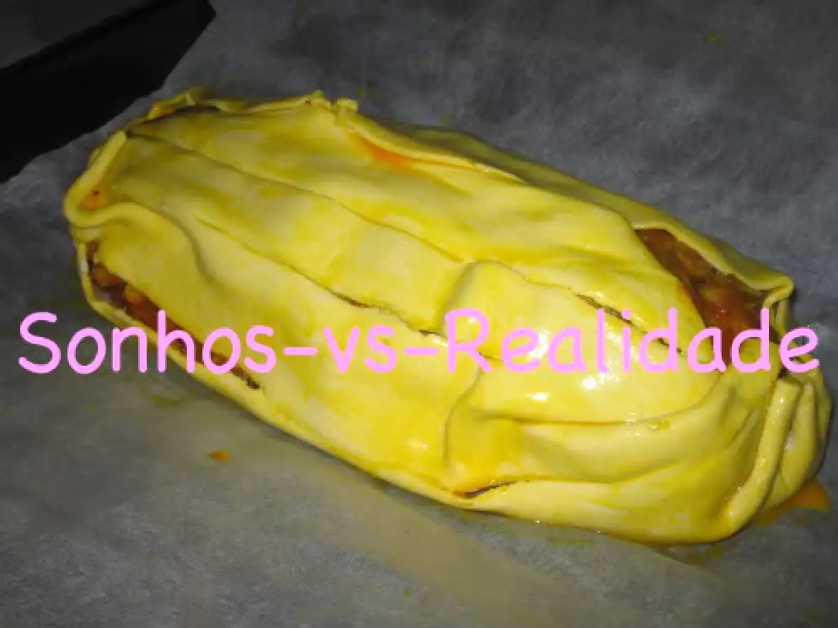 Rolo de carne embrulhado em massa folhada com molho de tomate - foto 2