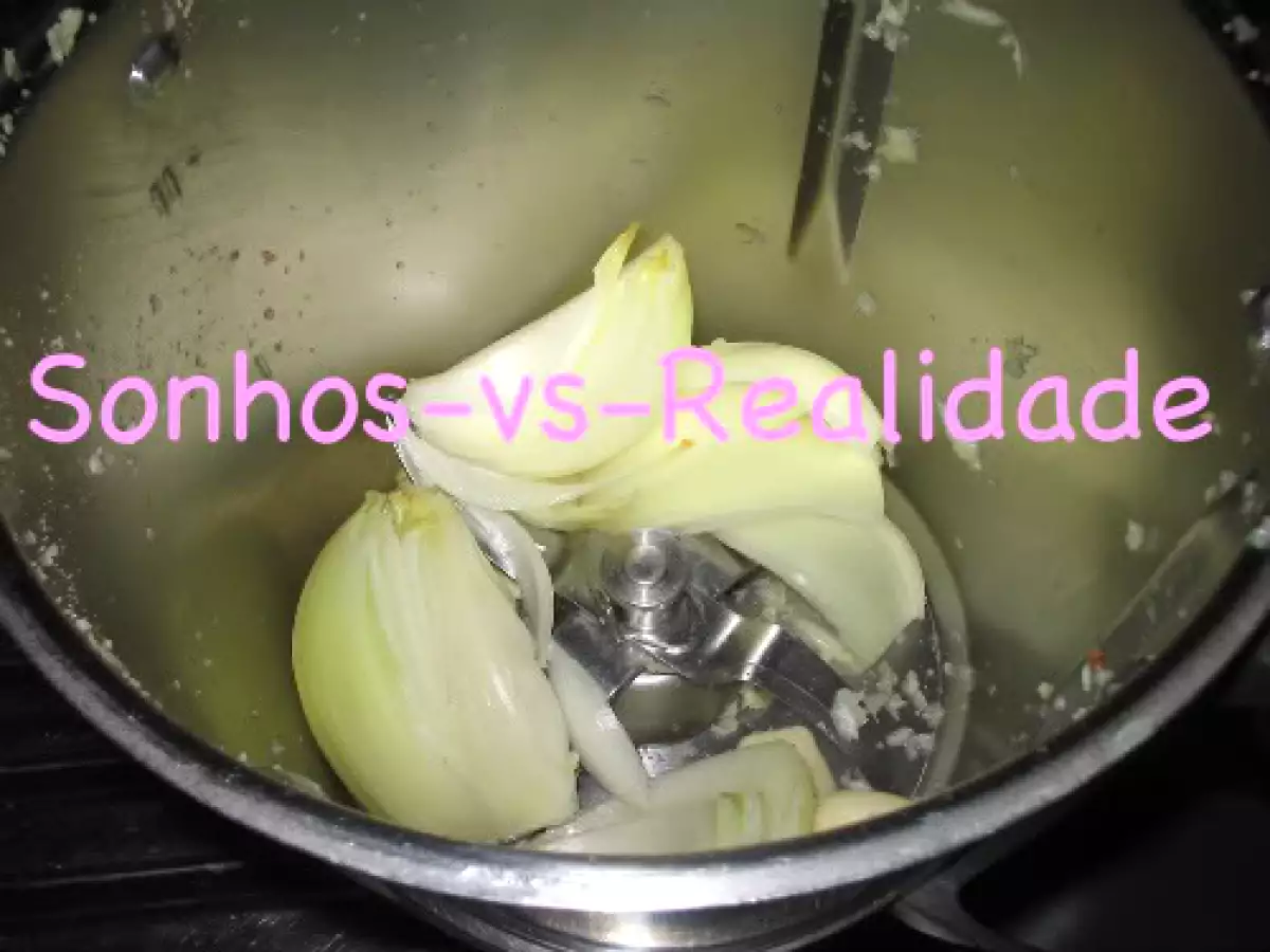 Rolo de carne embrulhado em massa folhada com molho de tomate - foto 3