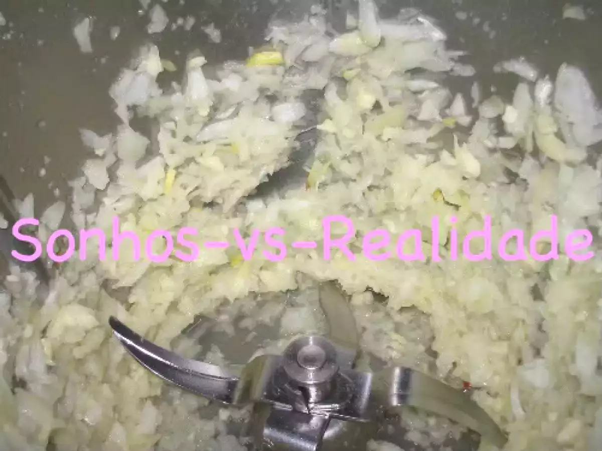 Rolo de carne embrulhado em massa folhada com molho de tomate - foto 4