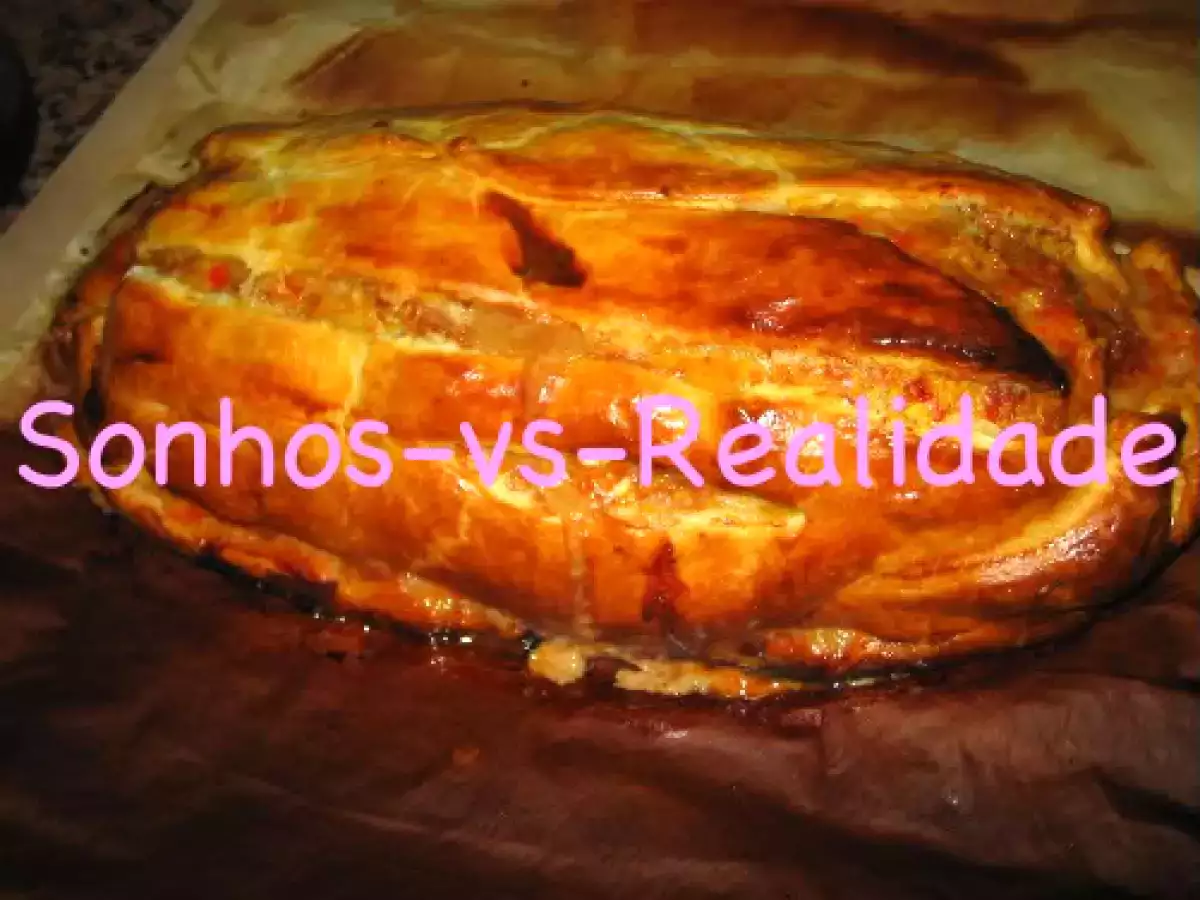 Rolo de carne embrulhado em massa folhada com molho de tomate - foto 8