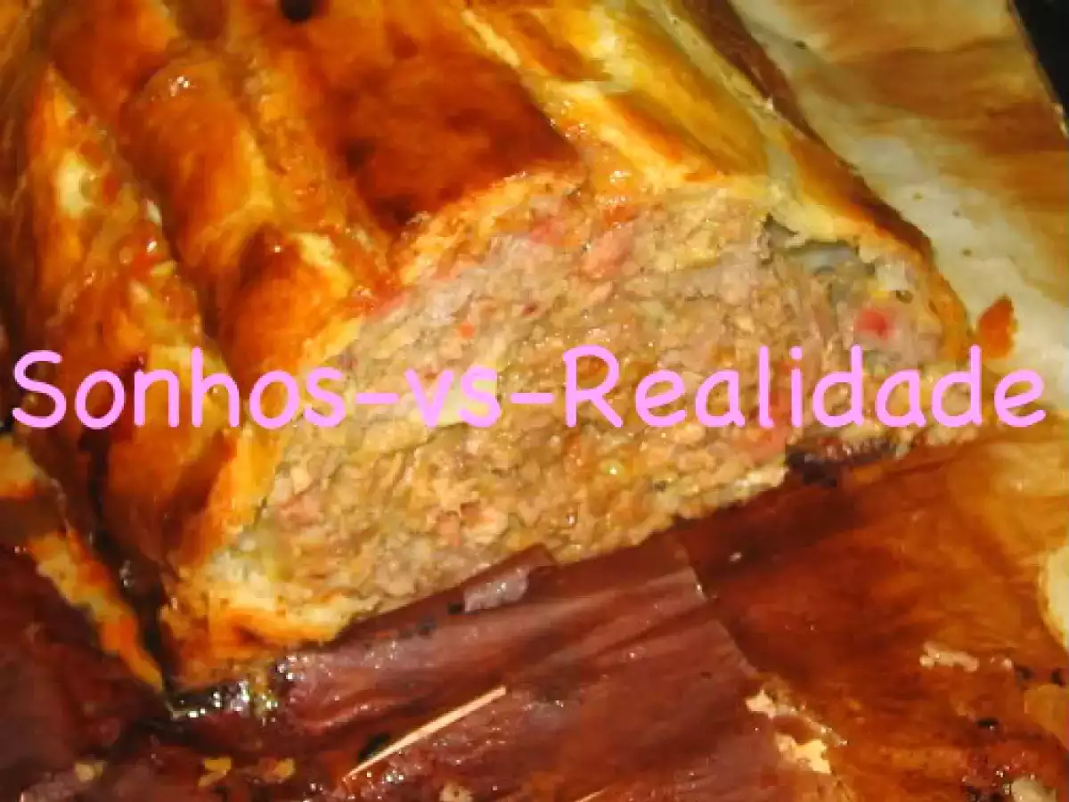 Rolo de carne embrulhado em massa folhada com molho de tomate - foto 9