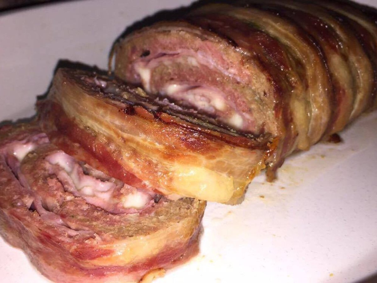 Rolo de carne picada com queijo e fiambre