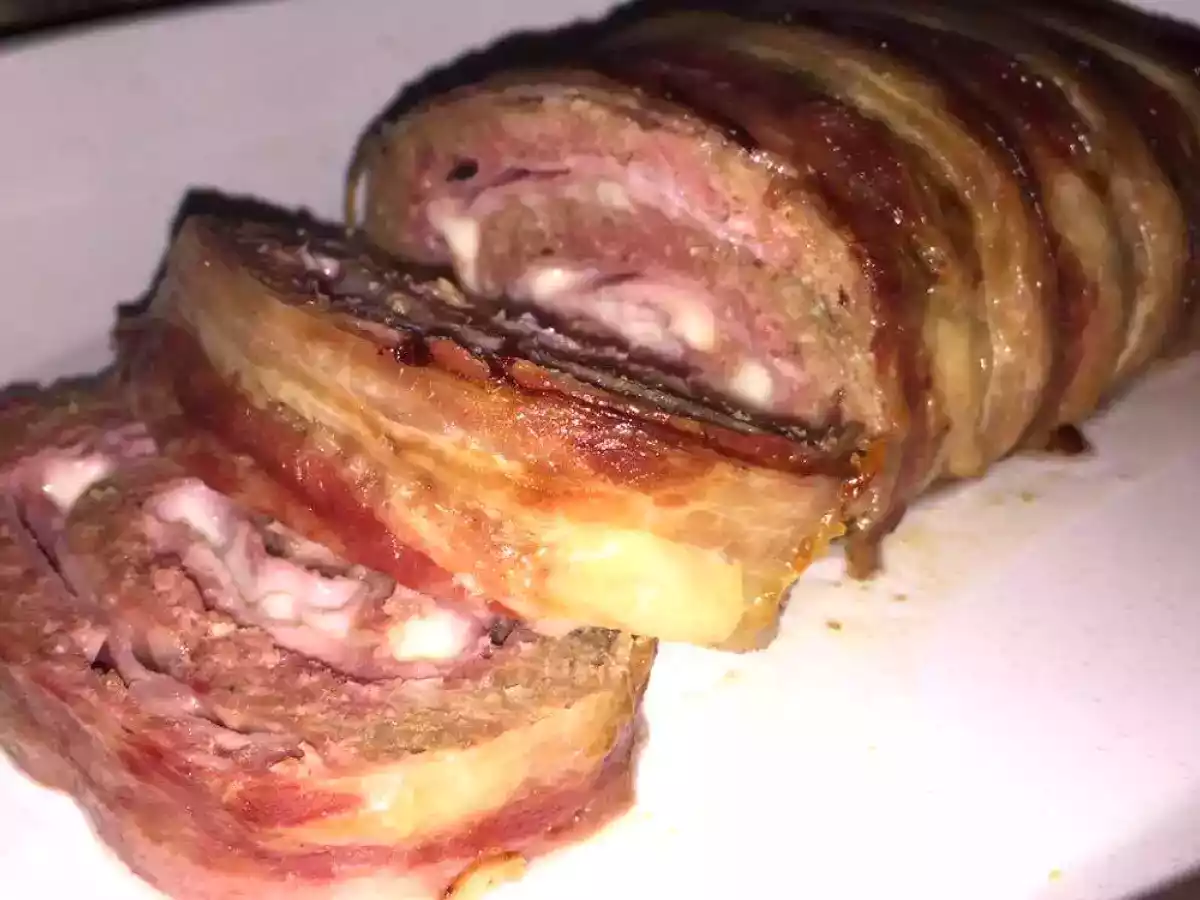 Rolo de carne picada com queijo e fiambre