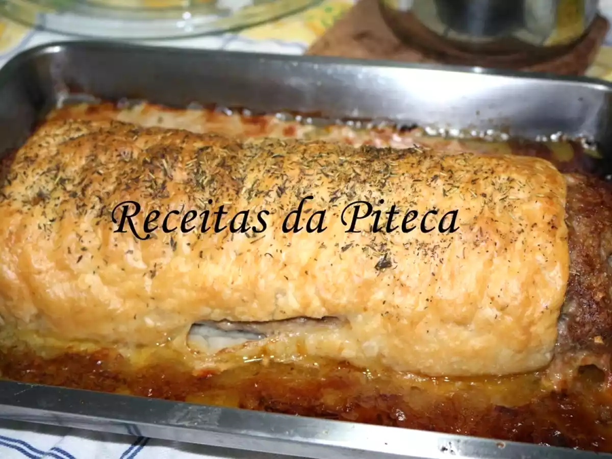 Rolo de carne picada recheado com salsichas frescas