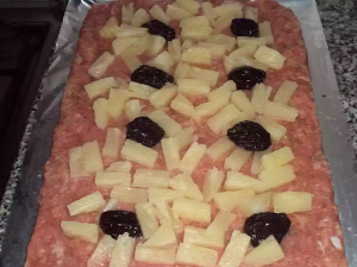 Rolo de Carne Picada Recheado de Ananás e Ameixas