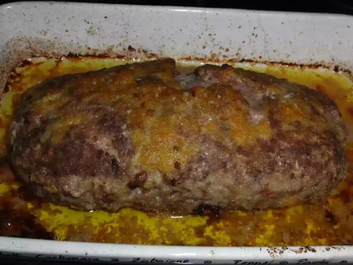 Rolo de carne recheado com salsicha fresca