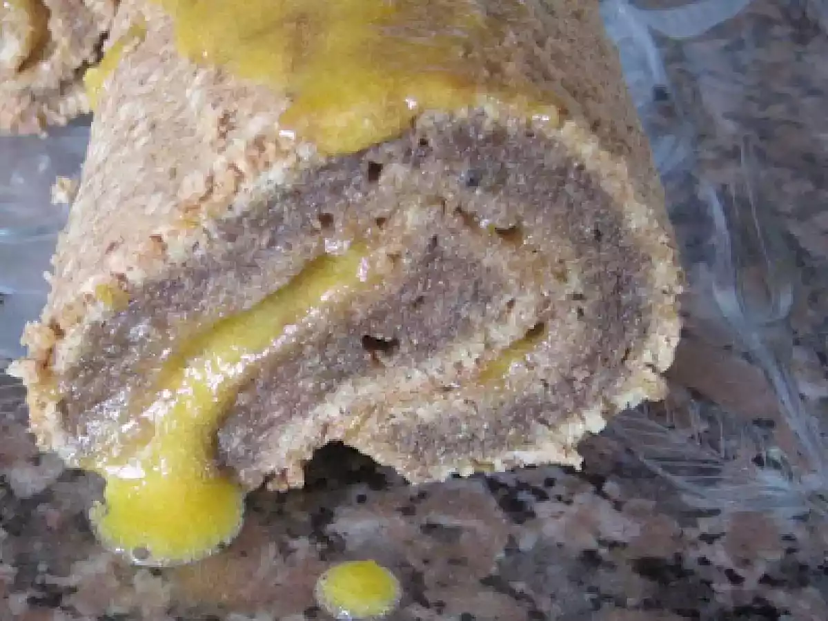 Rolo de noz com recheio de doce de ovos
