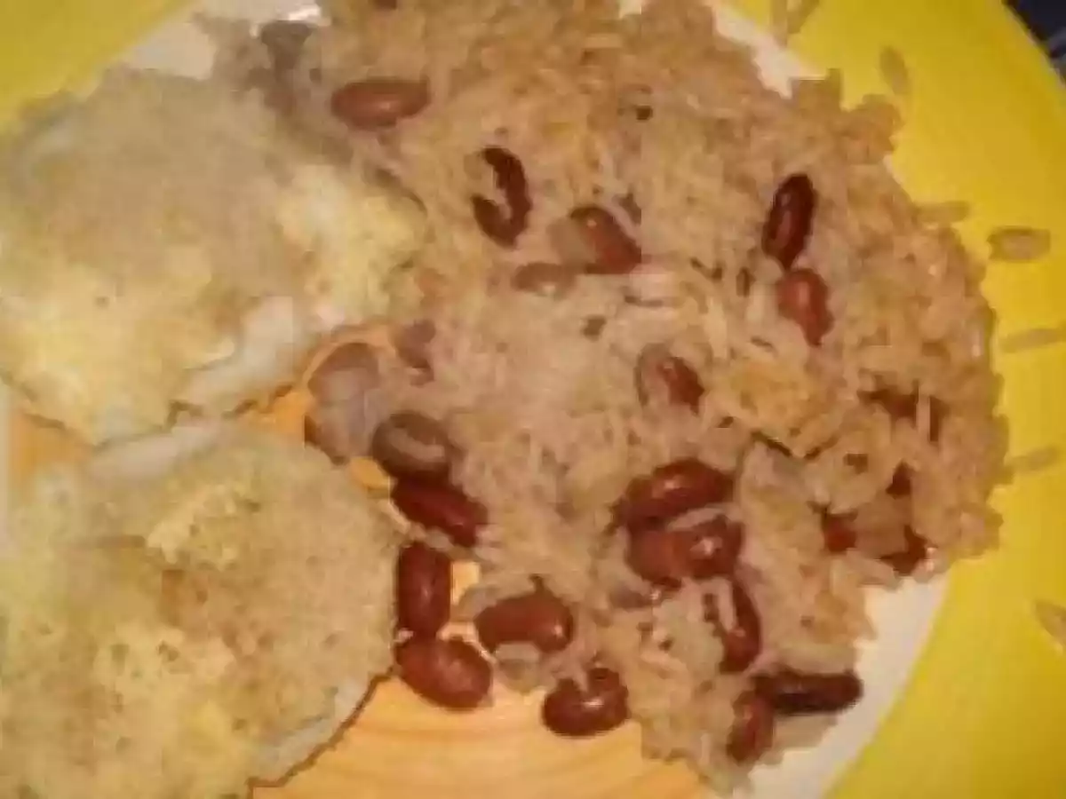 ROLO DE PESCADA NO FORNO COM ARROZ DE FEIJÃO