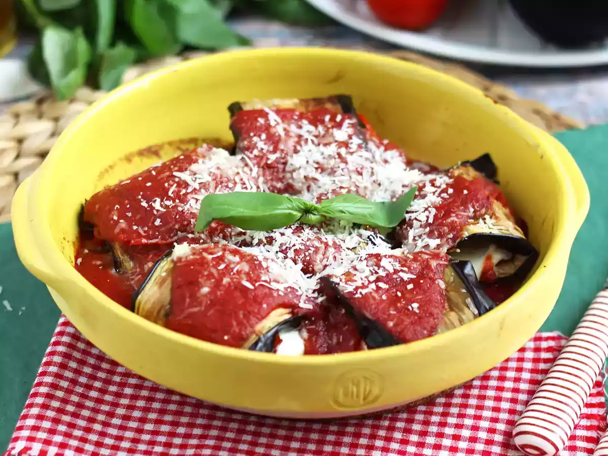 Rolos de berinjela à parmegiana