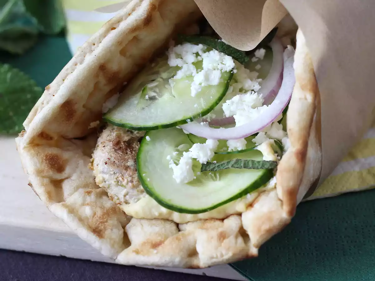 Saboreie o delicioso gyros de frango, o melhor sanduíche grego! - foto 2