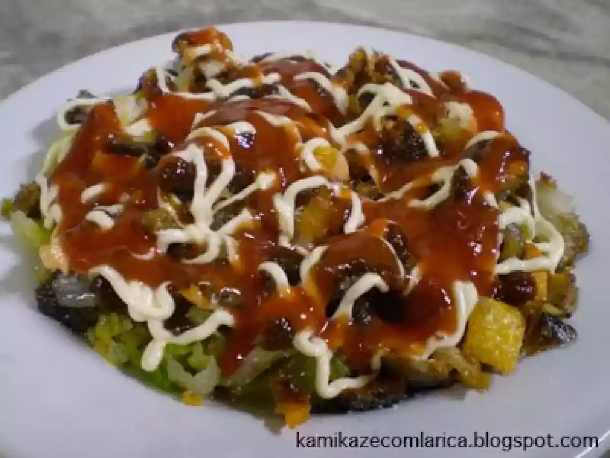 Salada agridoce de alface e salmon skin