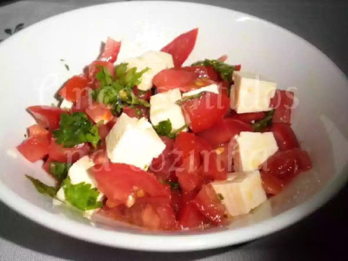 Salada aos cubinhos de tomate e queijo feta aromatizado com coentros