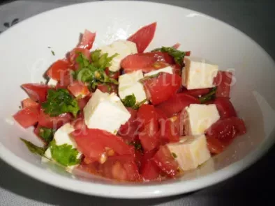 Salada aos cubinhos de tomate e queijo feta aromatizado com coentros