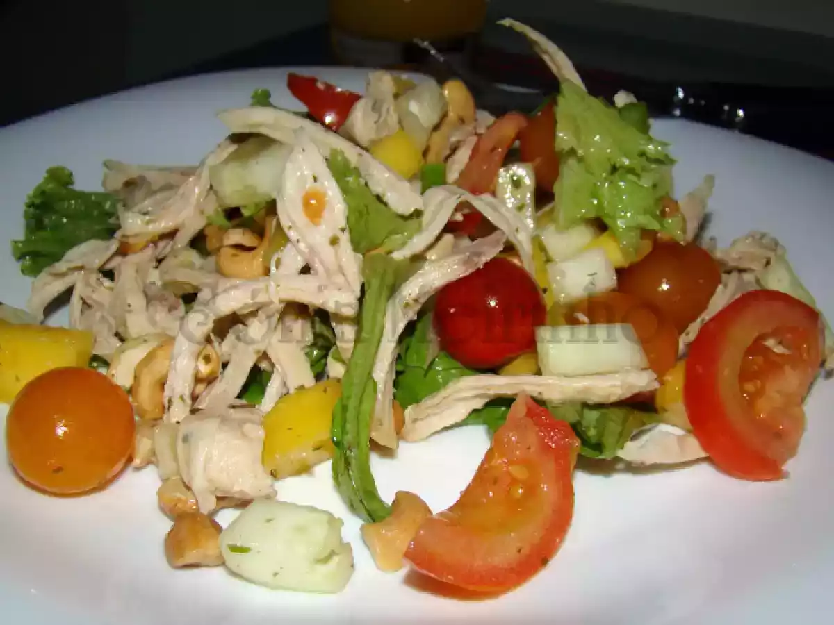 Salada Colorida com Frango Desfiado e Manga