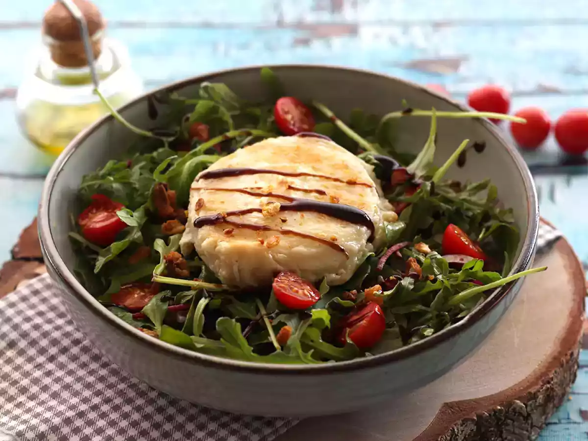 Salada colorida com queijo quente