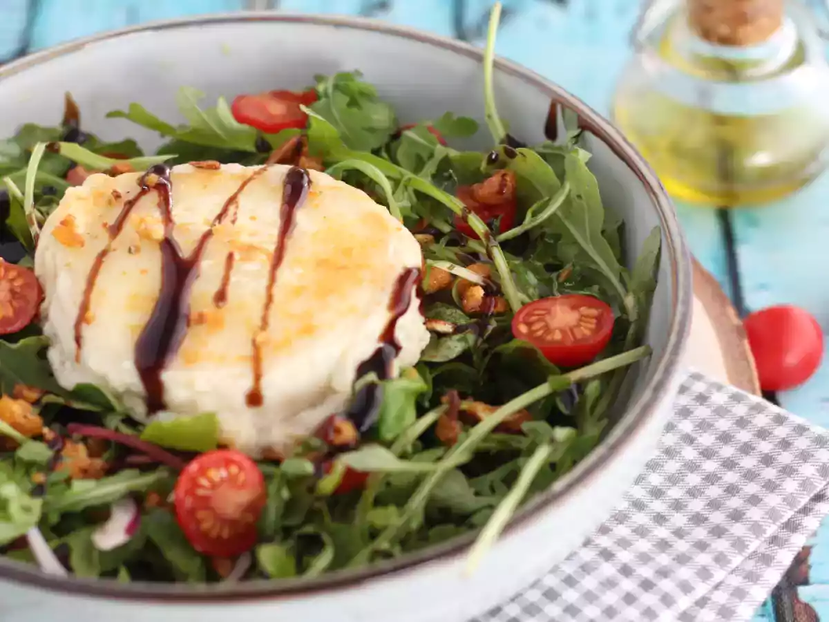 Salada colorida com queijo quente - foto 4
