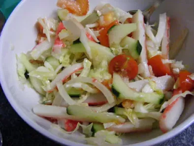 Salada colorida de delicias do mar