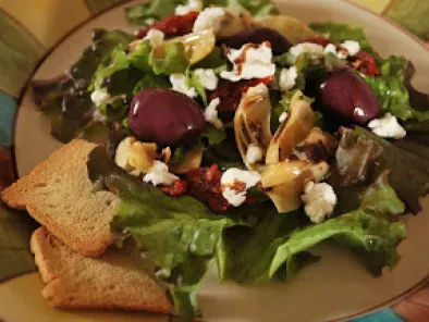 Salada com azeitonas pretas, alcachofras e queijo de cabra