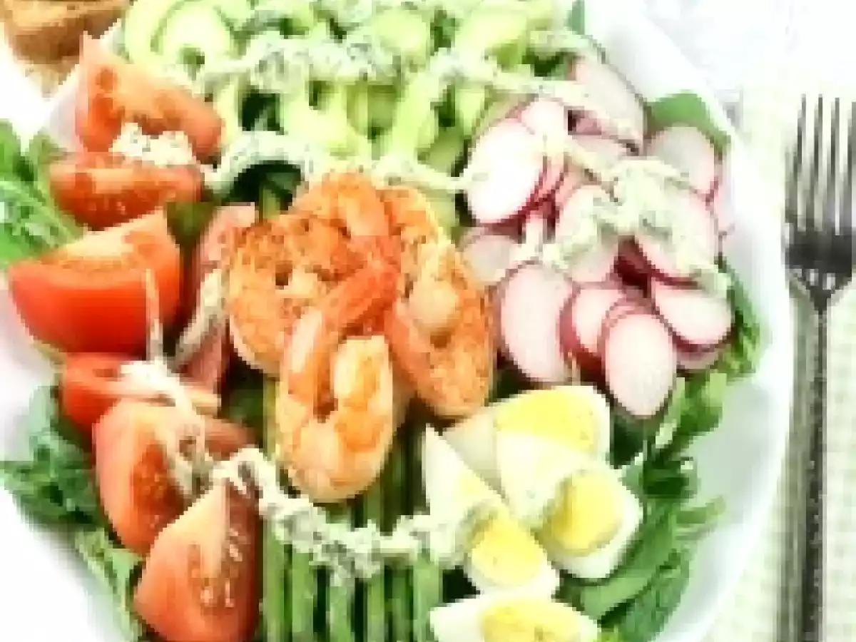 Salada com camarão e molho de iogurte