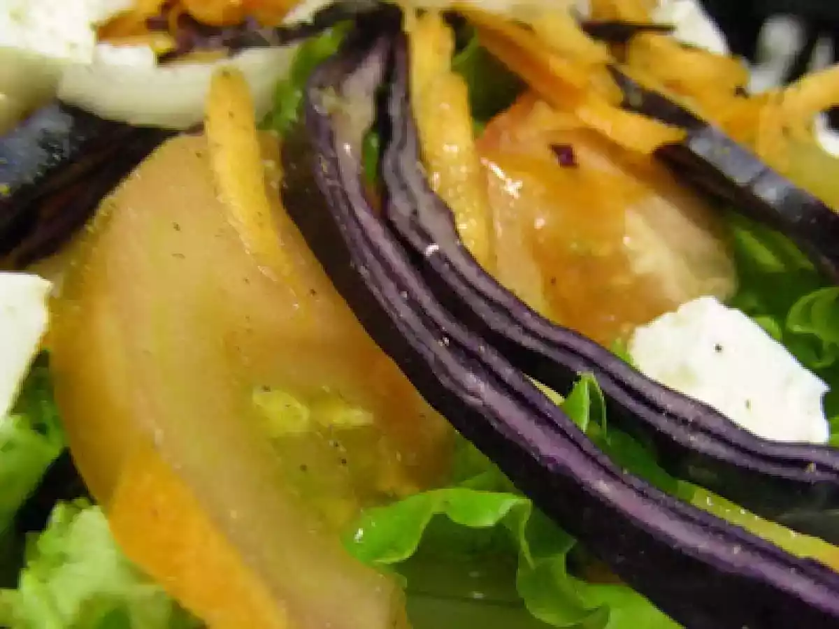 Salada com couve roxa e queijo fresco