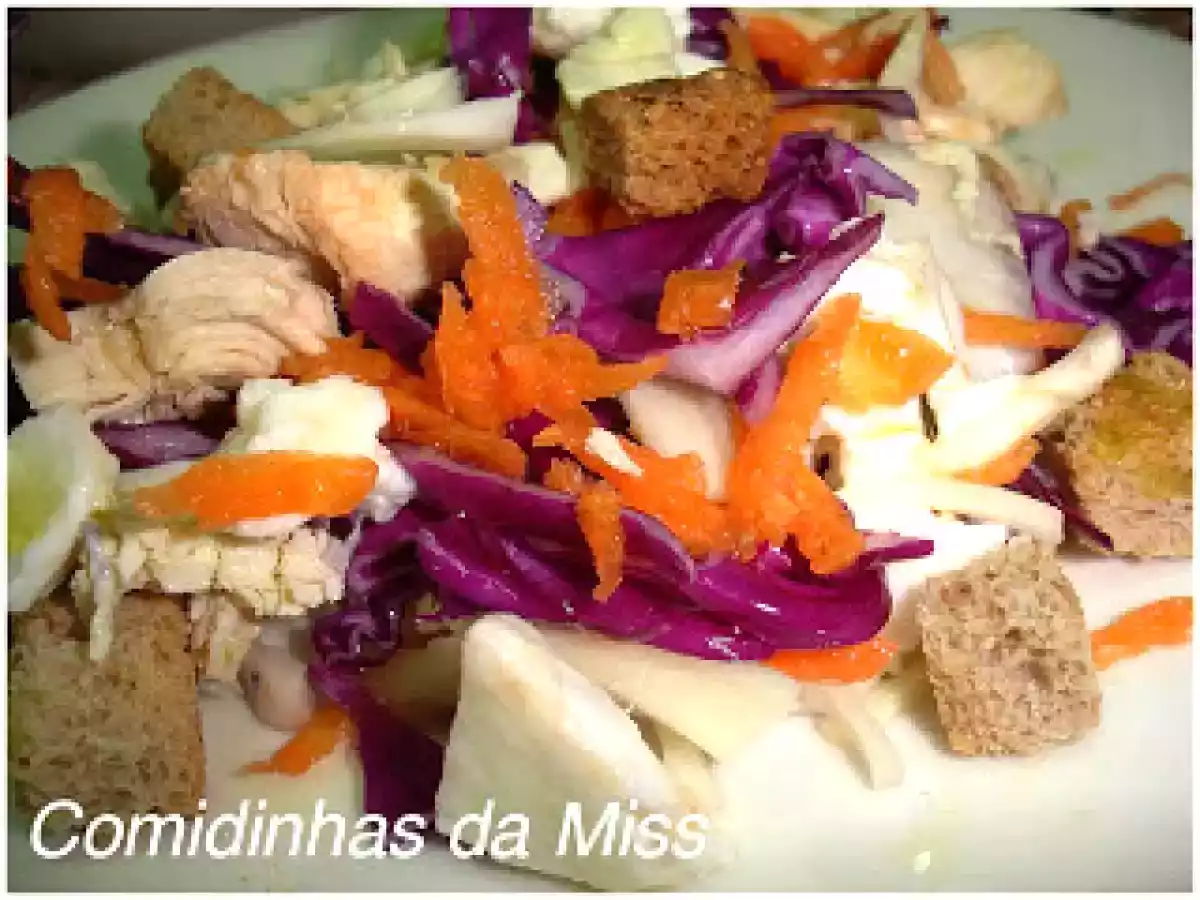 Salada com frango, mozzarella e croutons