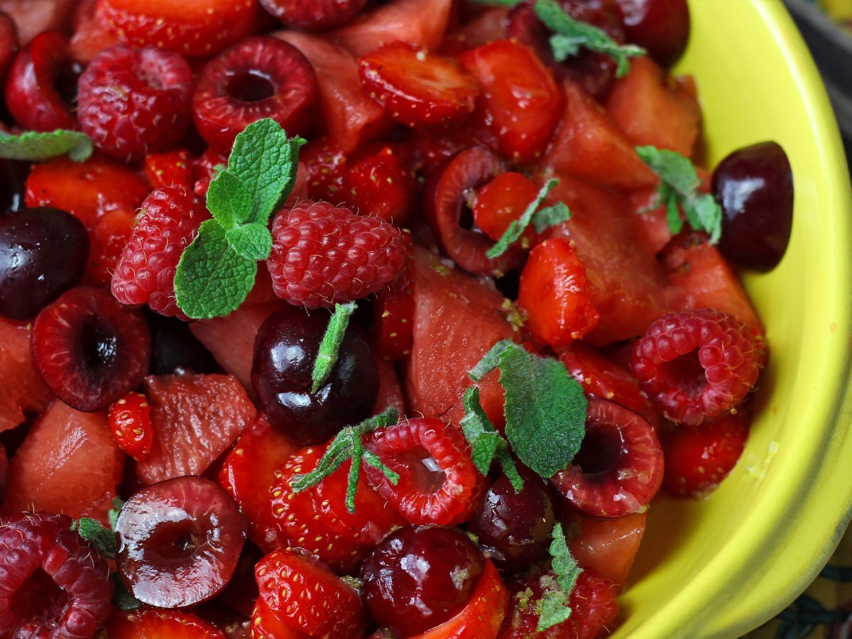Salada com frutas vermelhas: leve, saudável e deliciosa