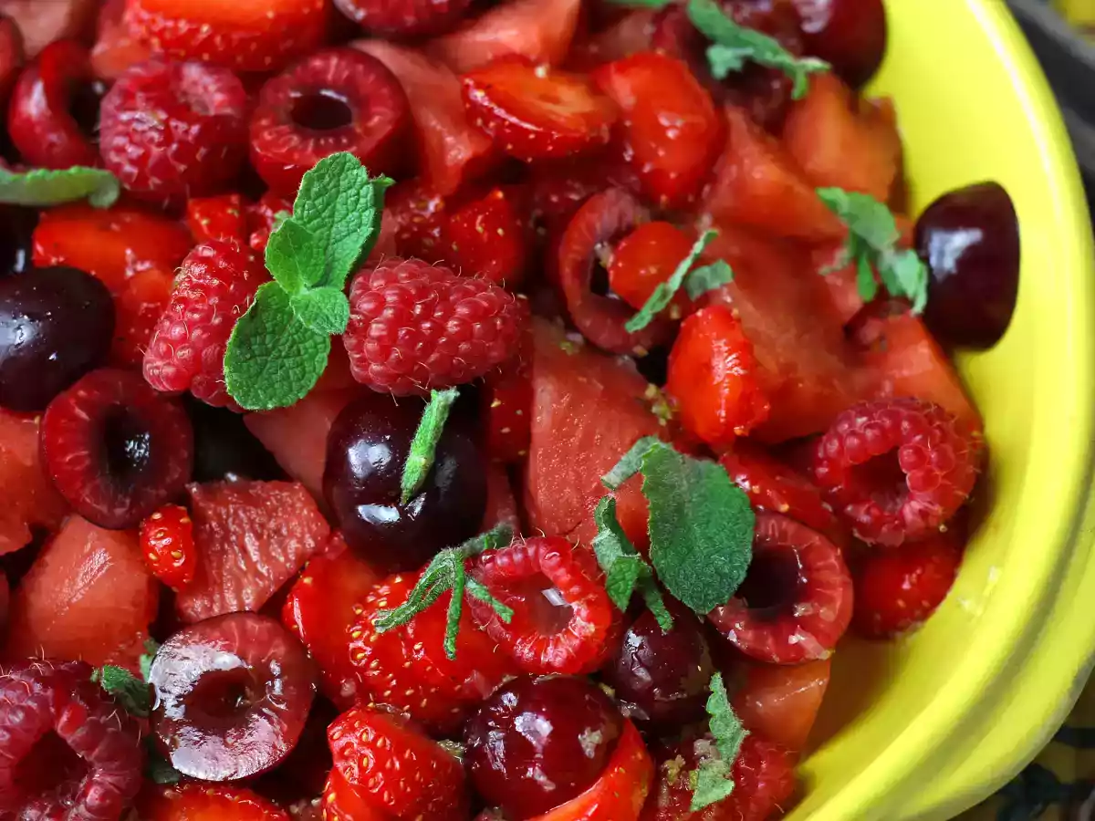 Salada com frutas vermelhas: leve, saudável e deliciosa