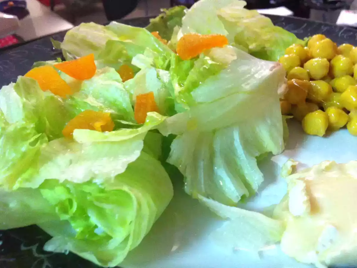 Salada com grão de bico e brie