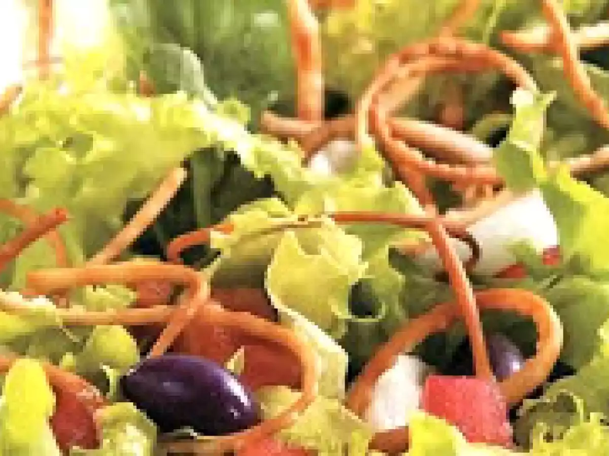Salada com Massa de Pastel (vegana)