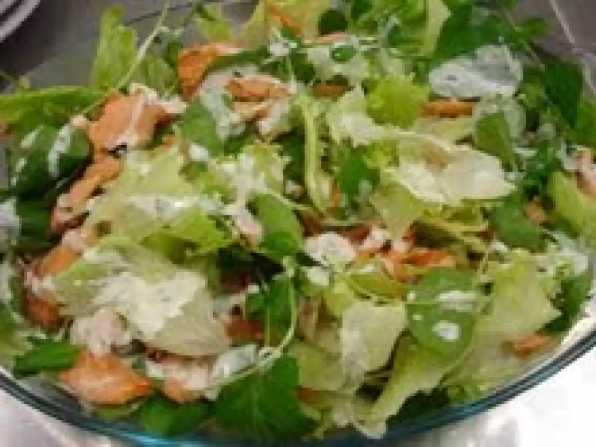 Salada com Molho de Iogurte e Ervas