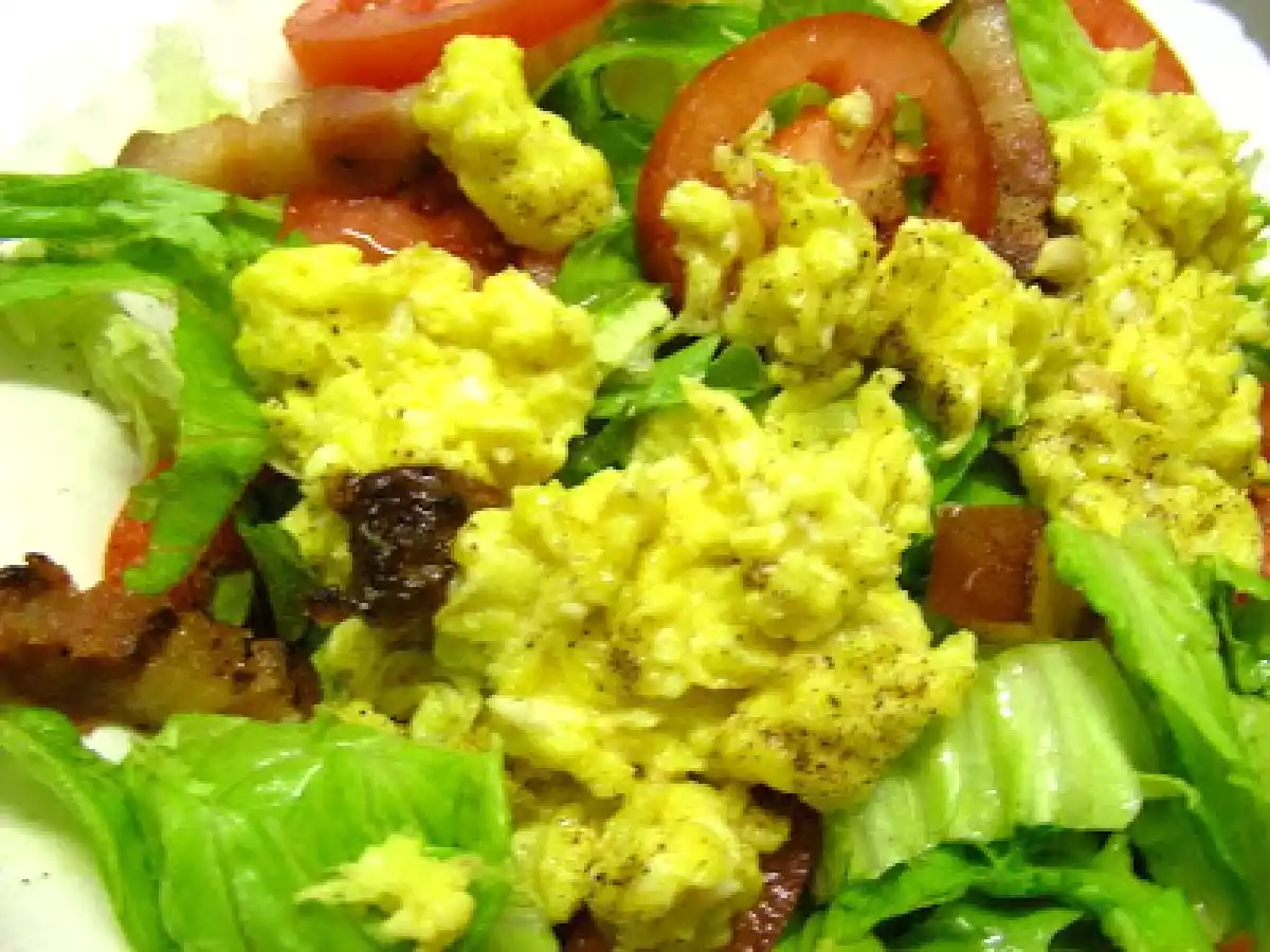 Salada com ovos mexidos e bacon