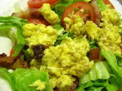 Salada com ovos mexidos e bacon