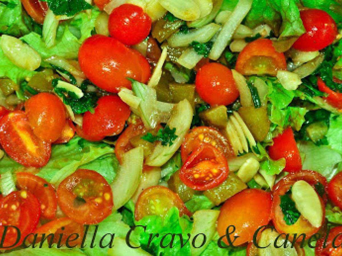 Salada com Picles e Amêndoas em lascas